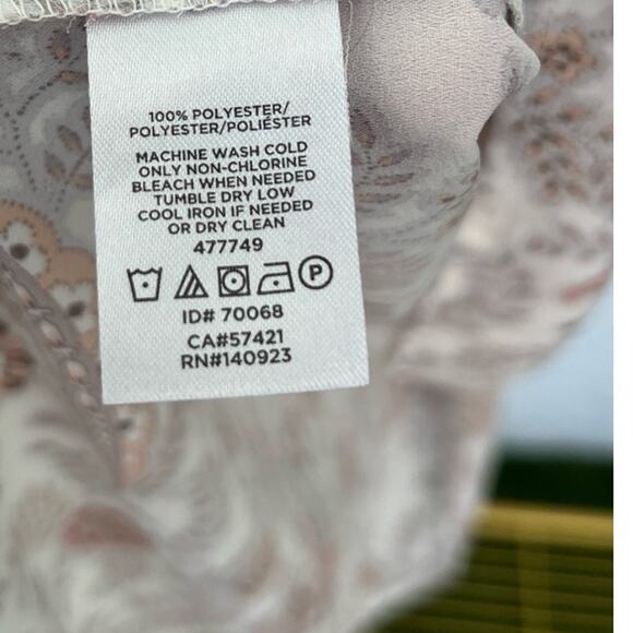 Loft Women's Beautiful Blouse - Delicate Print, Size Small Cream Pink - Picture 8 of 10